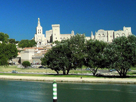 Cite d&Aacute;vignon ner the Pont d&acute;Avignon