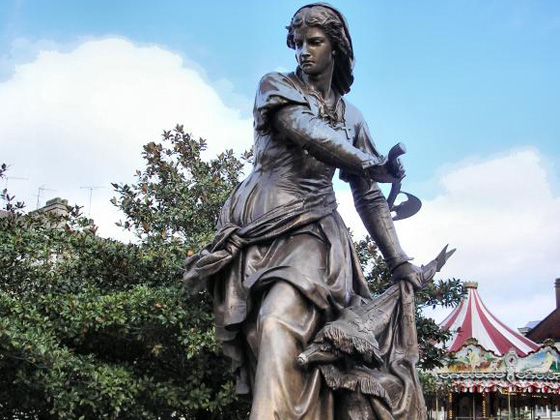 Beauvais Statue Jeanne Hachette