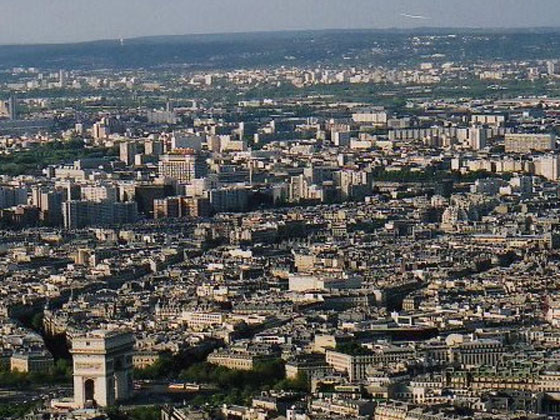 Arc de Triomphe on Place d'Etoile borderes several Arrondissements - here you see it with Paris 17e
